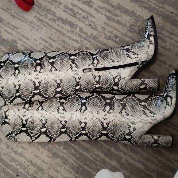 Knee high boots - Picture 3 of 3